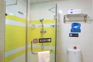 y baño con ducha y aseo. en 7Days Inn Shijiazhuang Pingshan Zhongshan Road, en Pingshan