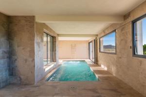 Bazén v ubytovaní Villa Luxe piscine intérieure SPA chauffée vue exceptionnelle sur vignoble alebo v jeho blízkosti