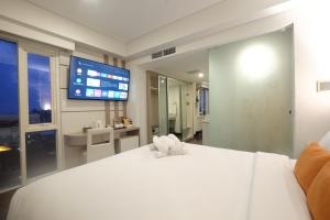 Televiisor ja/või meelelahutuskeskus majutusasutuses All Nite & Day Hotel Yogjakarta - Gejayan