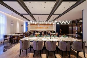 Shanghai Hongqiao Yankuang Tulip Hotel餐厅或其他用餐的地方