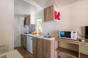 Kuchyň nebo kuchyňský kout v ubytování Club del Sole Adriatico Cervia Easy Camping Village