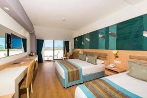 een hotelkamer met twee bedden en een groot raam bij Dream World Hill in Side +38 foto's