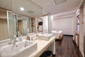 Vannituba majutusasutuses All Nite & Day Hotel Yogjakarta - Gejayan
