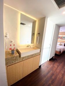 Voodi või voodid majutusasutuse All Nite & Day Hotel Yogjakarta - Gejayan toas