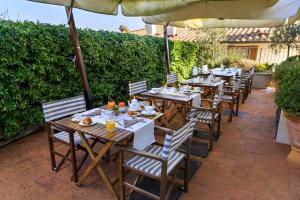 A restaurant or other place to eat at Villa Il Sasso - Dimora d'Epoca