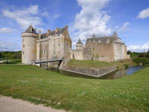 a large castle sitting on top of a lush green field at Ty Glaz et ty Perenn, les gîtes de Rhuys in Sarzeau