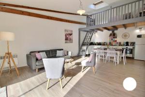 a living room with a couch and chairs and a table at Ty Glaz et ty Perenn, les gîtes de Rhuys in Sarzeau