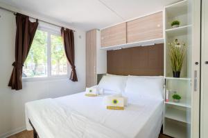 Postel nebo postele na pokoji v ubytování Club del Sole Adriatico Cervia Easy Camping Village
