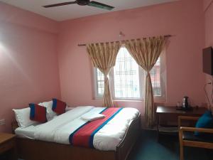 Ένα ή περισσότερα κρεβάτια σε δωμάτιο στο Hotel Village Inn