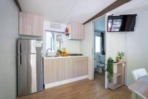 Kuchyň nebo kuchyňský kout v ubytování Club del Sole Adriatico Cervia Easy Camping Village