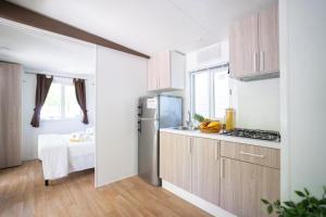 Kuchyň nebo kuchyňský kout v ubytování Club del Sole Adriatico Cervia Easy Camping Village