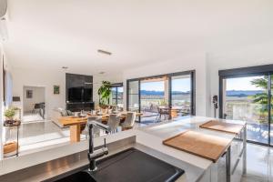 Televízia a/alebo spoločenská miestnosť v ubytovaní Villa Luxe piscine intérieure SPA chauffée vue exceptionnelle sur vignoble
