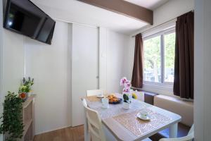 TV a/nebo společenská místnost v ubytování Club del Sole Adriatico Cervia Easy Camping Village
