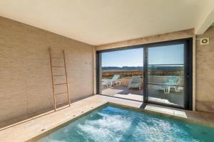 Fotografia z galérie ubytovania Villa Luxe piscine intérieure SPA chauffée vue exceptionnelle sur vignoble v destinácii Plaissan