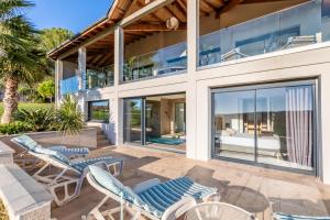 Balkón alebo terasa v ubytovaní Villa Luxe piscine intérieure SPA chauffée vue exceptionnelle sur vignoble + 27 fotografií