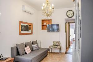 salon z kanapą i zegarem na ścianie w obiekcie Vivienda Vacacional La Morada El Paso w mieście El Paso