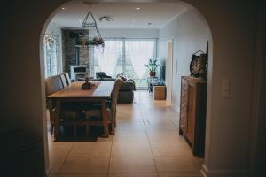 a kitchen and living room with a table and a dining room at Bungalow mit Basketballplatz in Lemgo