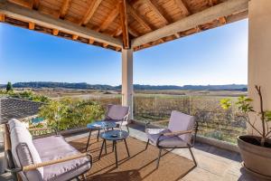 Balkón alebo terasa v ubytovaní Villa Luxe piscine intérieure SPA chauffée vue exceptionnelle sur vignoble