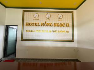 un cartello sul muro di un hotel hong kong neot di Hồng Ngọc 2 Hotel Tà Đùng a Biđong