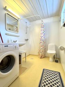 a washing machine in a bathroom with a toilet at Cozy cabin in Geilo in Geilo