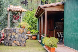budynek z kamienną ścianą obok domu w obiekcie Vivienda Vacacional La Morada El Paso w mieście El Paso