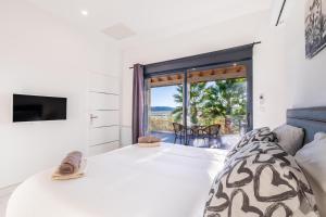 Posteľ alebo postele v izbe v ubytovaní Villa Luxe piscine intérieure SPA chauffée vue exceptionnelle sur vignoble
