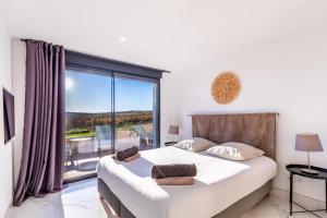 Posteľ alebo postele v izbe v ubytovaní Villa Luxe piscine intérieure SPA chauffée vue exceptionnelle sur vignoble