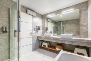 Kúpeľňa v ubytovaní Villa Luxe piscine intérieure SPA chauffée vue exceptionnelle sur vignoble