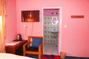 Ένα ή περισσότερα κρεβάτια σε δωμάτιο στο Hotel Village Inn