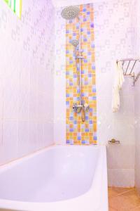 ein Badezimmer mit Badewanne und Dusche in der Unterkunft Ten villa luxury resort in Lodwar