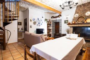 Televízia a/alebo spoločenská miestnosť v ubytovaní Casa de pueblo con merendero y chimenea.