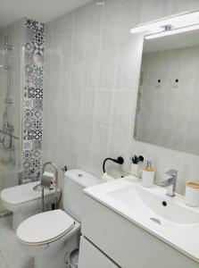 Ένα μπάνιο στο El rincón Del Prado apartamento con 4 AC