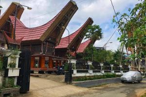 MakaleHotel Manggasa Makale的街道上一座红色屋顶的建筑