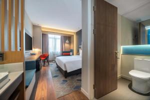a hotel room with a bed and a bathroom at Holiday Inn Express Zhengzhou Guancheng by IHG in Zhengzhou +24 photos