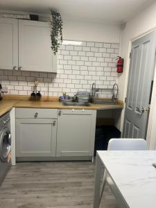カーディフにあるQuaint Space, 10 minutes walk from Cardiff Centralのシンクとカウンタートップのあるキッチン