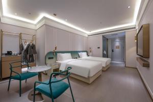 En eller flere senge i et værelse på Royalton Hotel Beijing Olympic Sports Center Bird's Nest + 26 billeder