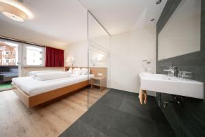 Postel nebo postele na pokoji v ubytování Hotel Garni Maria Theresia + 37 fotografií