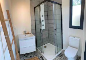 a bathroom with a glass shower and a toilet at Montinho Boutique Studio in Benagil