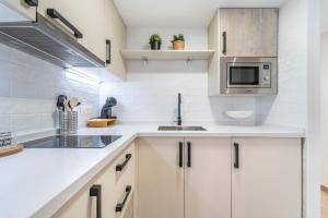 Η κουζίνα ή μικρή κουζίνα στο Gala Holidays City Center and Beach +14 φωτογραφίες