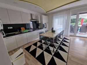 クルニカにあるHaus Milly Jacuzzi & Poolの部屋にテーブルと椅子のあるキッチン