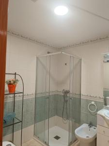 łazienka z prysznicem, toaletą i umywalką w obiekcie Bahía de Vera Apartamento Alejandro w mieście Vera
