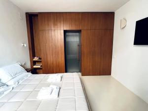 Ένα ή περισσότερα κρεβάτια σε δωμάτιο στο Duomo Studio Elegance and Comfort 1 Minute from the Duomo