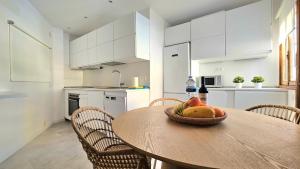 a kitchen with a table with a bowl of fruit on it at Aguaviva apartment in Callao Salvaje