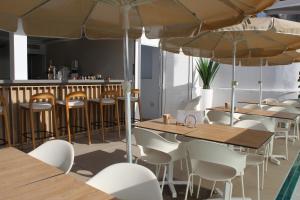 Reštaurácia alebo iné gastronomické zariadenie v ubytovaní HL Miraflor Suites Hotel