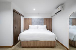 una camera da letto con un letto grande con lenzuola bianche di Summer Sea Phi Phi Island a Phi Phi Don