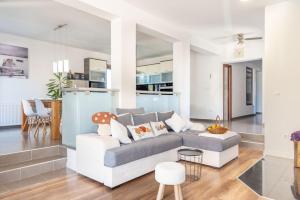 Posedenie v ubytovaní Villa Maslina with private pool on quiet location - by TA Leut Agency