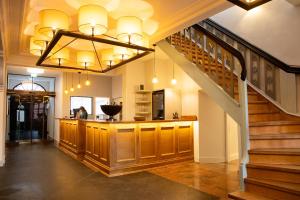 Una cocina con barra y escalera. en Hanse House Wismar, en Wismar
