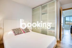 ein Schlafzimmer mit einem weißen Bett und einer Glaswand in der Unterkunft La Rambla in Sant Feliu de Guixols + 18 Fotos