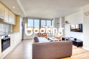 ein Wohnzimmer mit Couch und Küche in der Unterkunft La Rambla in Sant Feliu de Guixols