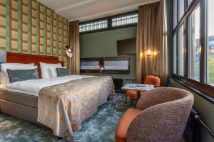 Postel nebo postele na pokoji v ubytování The Home Hotel Zürich - a member of DESIGN HOTELS